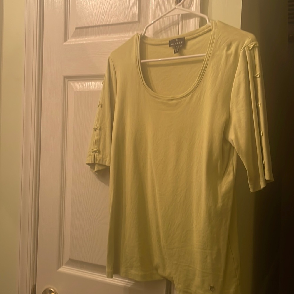 Like new boutique top with bow detail short sleeves.